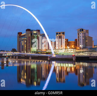 Vue depuis Newcastle Quayside de Millennium Bridge et Baltic Centre for Contemporary Arts à Gateshead, Tyne et Wear, Angleterre, Banque D'Images