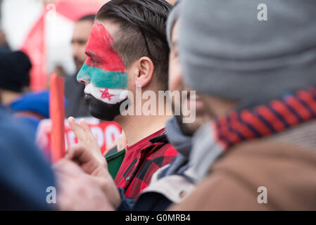 Un réfugié avec drapeau syrien face paint manifestations lors du défilé du Premier mai à Oslo, Norvège, le 1 mai 2016. Banque D'Images