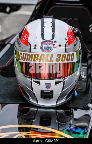 DUBLIN, IRLANDE. 01 mai 2016 - Un casque Gumball 3000 est assis sur une voiture au début de la course de 2016 à Bucarest Banque D'Images