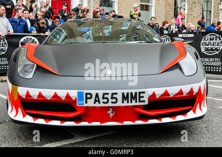 DUBLIN, IRLANDE. 01 mai 2016 - une Ferrari 458 avec numéro d'enregistrement PA55 MME (PASSE-MOI) commence le 6 jour de route de Bucarest à partir de Dublin comme il concurrence dans le rallye Gumball 3000. Banque D'Images