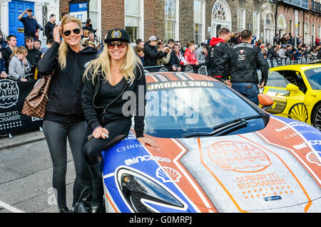 DUBLIN, IRLANDE. 01 2016 MAI - deux femelles se tiennent à côté de leur araignée Maclaren 650S alors que le Gumball 3000 commence à Dublin sur un trajet de 6 jours à Bucarest Banque D'Images