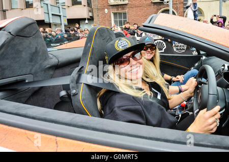 DUBLIN, IRLANDE. 01 2016 MAI - deux pilotes lady commencent leur aventure Gumball 3000 au départ de Dublin sur un trajet de 6 jours à destination de Bucarest, en conduisant une voiture de sport Maclaren 650S Spider. Banque D'Images