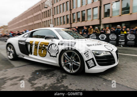 DUBLIN, IRLANDE. 01 mai 2016 - une Audi R8 Quattro quitte au début de la Gumball 3000 à Bucarest Banque D'Images