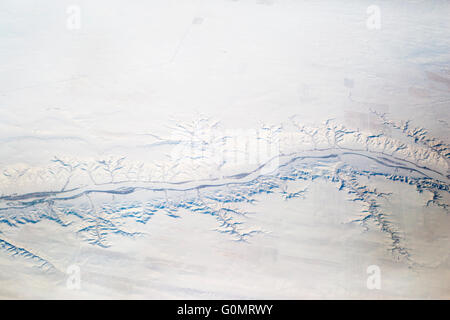Schéma de drainage de rivière dendritique sur paysage de prairie couvert de neige, vue aérienne, en Alberta, Canada Banque D'Images