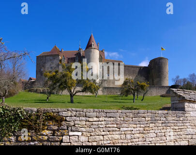 Chateauneuf-en-Auxois Chateau en Bourgogne, Frankreich - Chateau Chateauneuf-en-Auxois en Bourgogne, France Banque D'Images