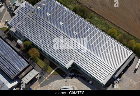 Vue aérienne de panneaux solaires sur un toit d'usine, au nord de l'Angleterre, Royaume-Uni Banque D'Images