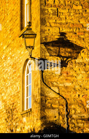 Ombre d'une lanterne sur une maison géorgienne sur la colline du Château Lancaster Lancashire England Banque D'Images