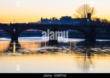 Skerton Pont et rivière Lune Lancaster, Lancashire, Angleterre, avec le Château et l'église du prieuré au-delà Banque D'Images