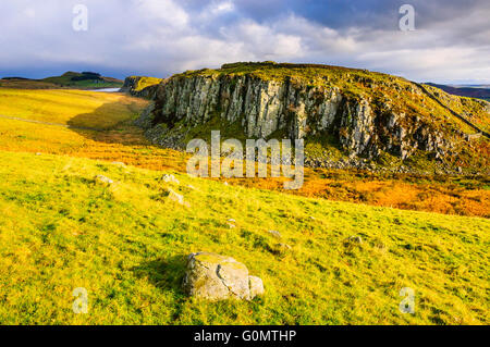 Crag Lough et Peel Crags Mur d'Hadrien, dans le Parc National de Northumberland England Banque D'Images