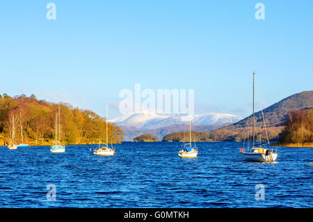 Matin d'hiver sur l'eau avec l'île de Coniston Peel dans la distance et Fairfield sur l'horizon Banque D'Images