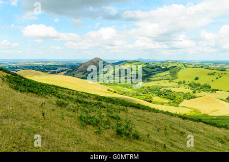 Sur la crête de la CAER Caradoc, Shropshire, Angleterre, regard vers l'Lawley et la lointaine Wrekin Banque D'Images