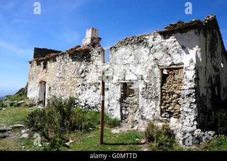 Ruine d'une ancienne auberge sur l'ancienne route de la soie du parc national Sierra Tejeda Andfalusia Région de Malaga Espagne Banque D'Images