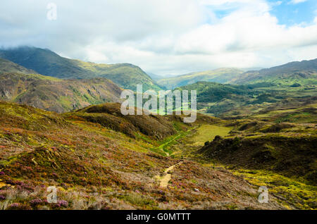 En ordre décroissant de chemin Llyn Dinas cachée dans les collines au-dessus de Beddgelert Parc National de Snowdonia au Pays de Galles. Yr Aran dans la brume sur la gauche. Banque D'Images