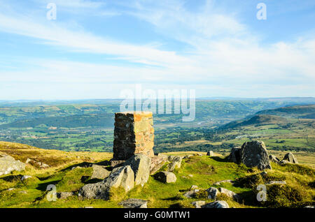 Trig pilier sur Tal y Fan surplombant la vallée de Conwy en Galles Snowdonia Banque D'Images