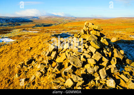 Cairn sur Low Moor dans Arkengarthdale ci-dessus les Yorkshire Dales National Park en Angleterre Banque D'Images