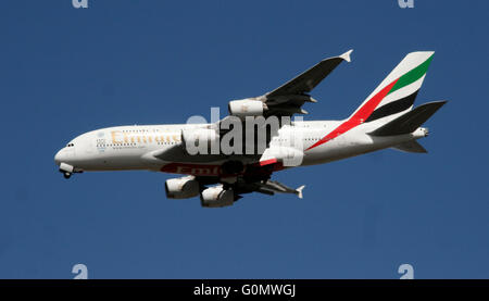Un Emirates Airlines Airbus A380 approches de l'aéroport Heathrow de Londres à Londres le 29 avril 2016. Photographie d'auteur - John Voos Banque D'Images