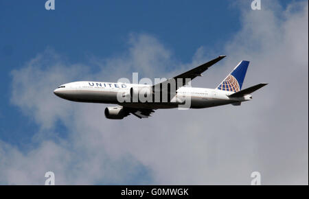 United Airlines Boeing 777-222 d'une approche de l'aéroport de Londres Heathrow à Londres le 29 avril 2016. Photographie d'auteur - John Voos Banque D'Images