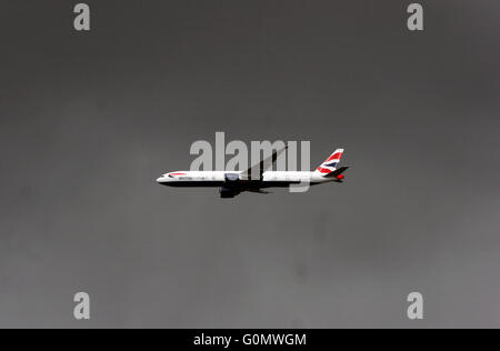 British Airways un jet de passagers de l'aéroport Heathrow de Londres, approches de la Grande-Bretagne le 29 avril, 2016. Photographie d'auteur John Voos Banque D'Images