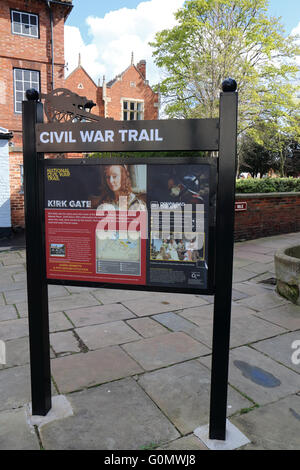 Panneau publicitaire de la guerre civile, un sentier de marche autour de newark on trent avec des lieux d'intérêt lié à la guerre civile anglaise Banque D'Images