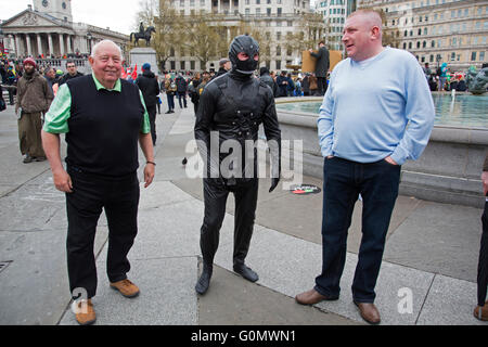 Enterrement de vie de l'humiliation des tours que le marié est habillé dans un costume de Gimp et poussé dans les fontaines de Trafalgar Square à Londres, Angleterre, Royaume-Uni. Il existe une forte tradition britannique à l'enterrement de vie de garçon, à jouer des tours sur le cerf au moins une fois. Dans ce cas, il n'avait aucune idée d'où il allait, et ainsi, les yeux bandés, était perché sur le bord de l'eau et jeté dans l'. Le cerf ne semblait pas à l'esprit mais aussi, un peu le pire pour l'usure. Banque D'Images