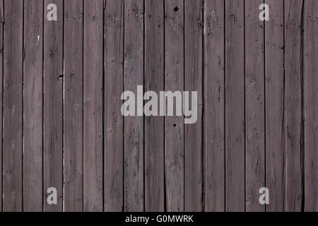 Planches verticales sur mur en bois violet-brun shed Banque D'Images