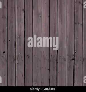 Planches verticales sur mur en bois violet-brun shed Banque D'Images