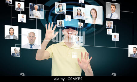 Heureux l'homme à casque de réalité virtuelle ou des lunettes 3D. Banque D'Images