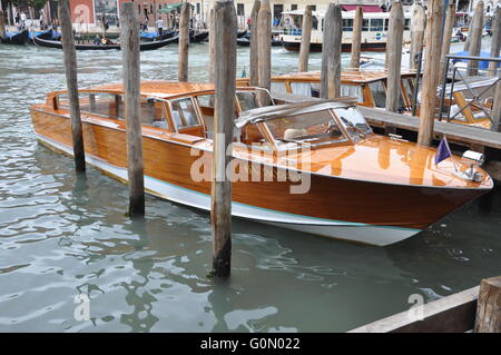 Classique mahongany Riva Limousine dans un bateau à Venise Banque D'Images