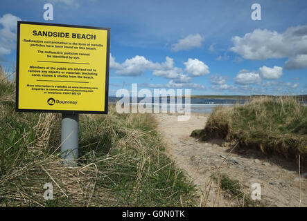 20/04/2016, l'avertissement de signe de contamination radioactive sous forme de particules métalliques à Sandside beach, Reay, Caithness, UK Banque D'Images