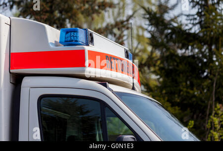 Feux bleus à partir de la voiture d'ambulance d'urgence allemand Banque D'Images