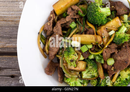 Le brocoli et boeuf aux courgettes sauté sans gluten nouilles Banque D'Images