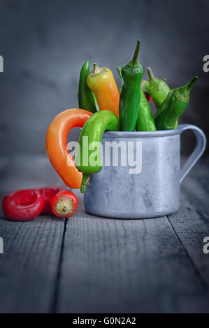 Chili Pepper dans une tasse sur la table Banque D'Images