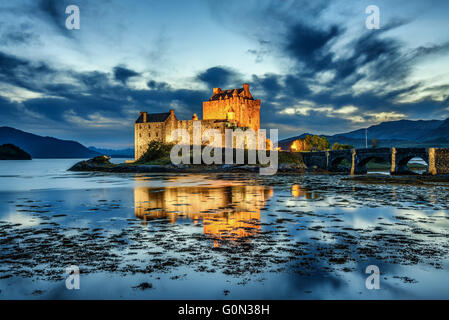 Le Château d'Eilean Donan bleu pendant heure après le coucher du soleil. Banque D'Images