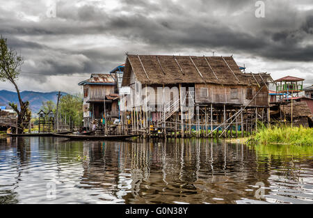 Les maisons en bois sur pilotis habité par la tribu de Inthar, lac Inle, Myanmar Banque D'Images