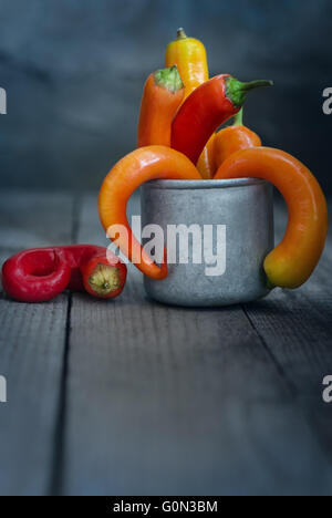 Chili Pepper dans une tasse sur la table Banque D'Images