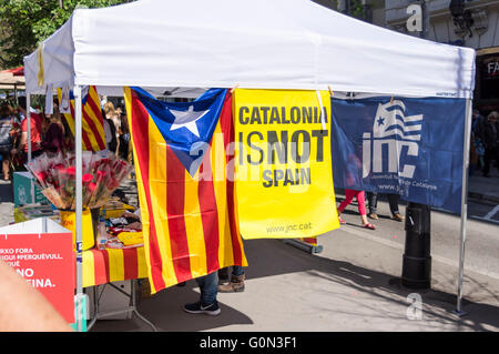 La Catalogne n'est pas 'Espagne' bannière lors d'un stand de JNC, une partie en faveur de l'indépendance catalane de l'Espagne. Barcelone, 23 avril 2016. Banque D'Images