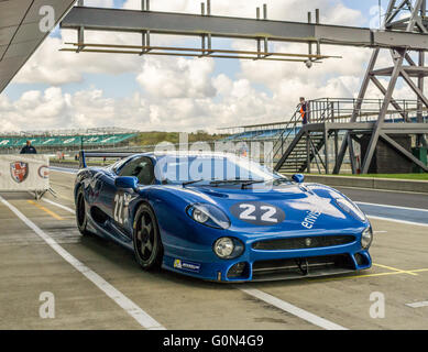 Les essais de Silverstone Classic 2016. Nouvelle aile pit lane Jaguar XJ220 Don Law Course Banque D'Images