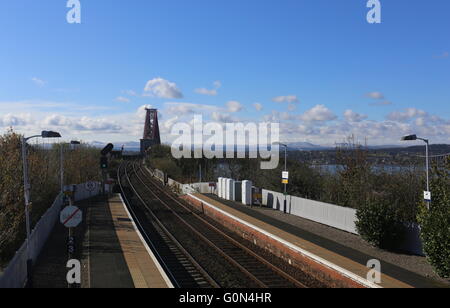 North Queensferry gare et Forth Rail Bridge Fife Ecosse Avril 2016 Banque D'Images