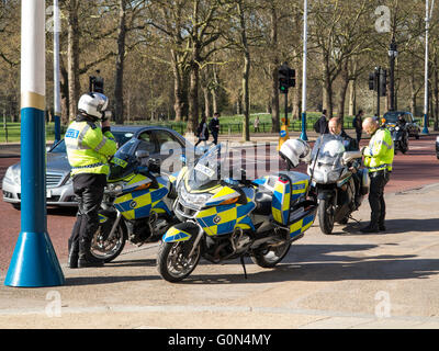 Un policier vérifie pour excès de voitures sur le Mall dans le centre de Londres Banque D'Images