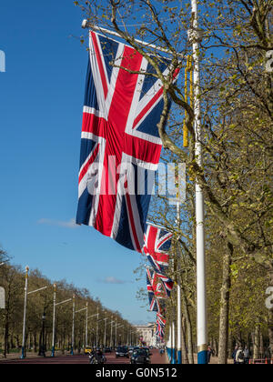 Union Jacks sur le Mall après le marathon de Londres 2016 Banque D'Images