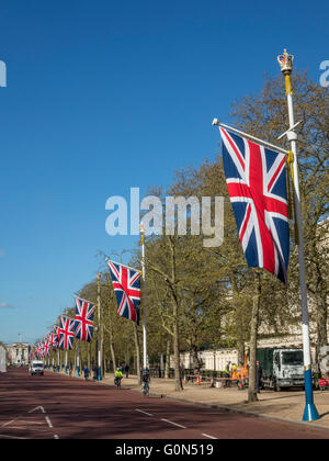 Union Jacks sur le Mall après le marathon de Londres 2016 Banque D'Images