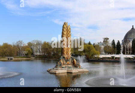 Photo Golden Fountain colosse dans un parc à Moscou Banque D'Images