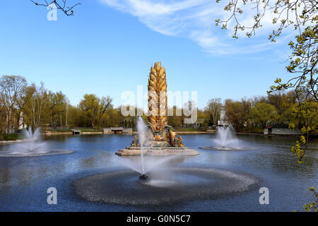 Photo Golden Fountain spica dans un parc à Moscou Banque D'Images