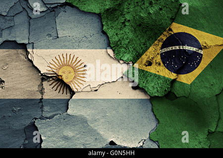 Drapeaux de l'Argentine et le Brésil peint sur mur fissuré Banque D'Images