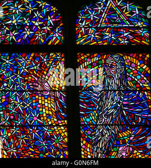 PRAGUE, RÉPUBLIQUE TCHÈQUE - 2 avril, 2016 : vitrail dans la cathédrale Saint-Guy, Prague, représentant Dieu et les étoiles. Banque D'Images