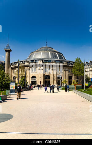 Paris, France - 1 mai 2016 : Les gens en face de la Bourse du Commerce au Forum des Halles. Banque D'Images