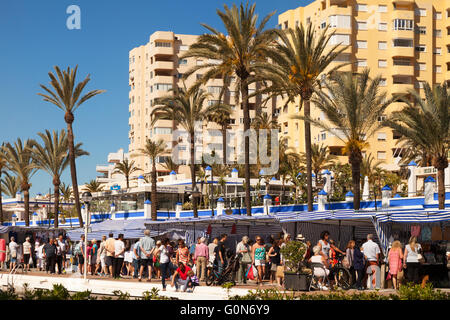 Estepona, tenue de marché le dimanche à la marina, Estepona, Costa del Sol, Andalousie, Espagne Europe Banque D'Images