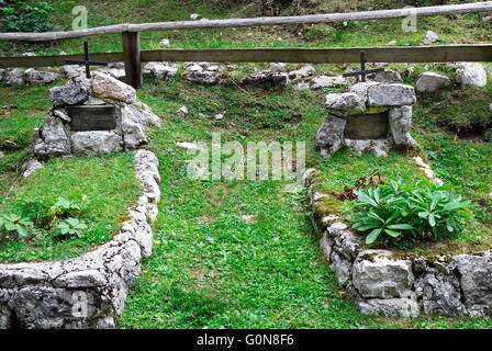 La Slovénie, Pass Vrsic. Le cimetière de guerre russe près de la chapelle russe. La chapelle russe a été construit par les prisonniers russes au cours de la Grande Guerre. Ils ont été employés dans la construction de la route de la vallée de Trenta. Les prisonniers russes la chapelle dédiée à la mémoire de 300 autres prisonniers qui sont morts sous une avalanche, tout en travaillant à la route. Vladimir Poutine a accepté l'invitation du Président slovène Borut Pahor pour visiter la chapelle sur le 100e anniversaire de l'immeuble le 31 juillet 2016. Banque D'Images