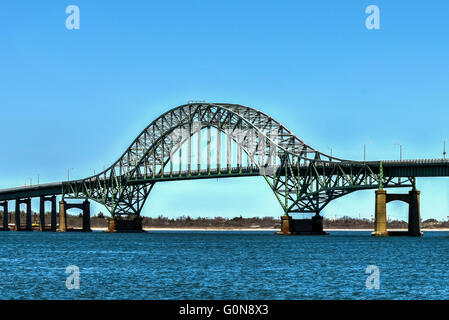 Le feu d'entrée de l'Île Pont, partie intégrante de la chaussée Robert Moses, est un deux voies de passage de l'acier, de la portée avec un tablier de béton Banque D'Images