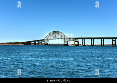 Le feu d'entrée de l'Île Pont, partie intégrante de la chaussée Robert Moses, est un deux voies de passage de l'acier, de la portée avec un tablier de béton Banque D'Images